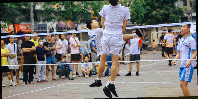 城市天际线剪影与日出光影，象征公告板的资讯汇聚